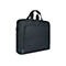 Schwarze Laptoptasche mit Tragegriff, Reißverschluss und kleiner Fronttasche. Am Boden steht '30% recycelte Materialien'.