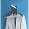 Secadora con chaqueta en pared azul. La secadora tiene varias perchas.
