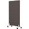 Bruine, rollende scheidingswand. Rechthoekig stoffen oppervlak op een wit frame met wielen.