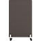 Grijze, rechthoekige, mobiele scheidingswand met wielen.