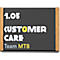 Panneau noir avec texte blanc : 1.05, CUSTOMER CARE, Team MTB. Le O dans Customer est jaune, le cadre est en bois.