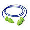 Bouchons d'oreille verts avec un cordon bleu sur fond blanc.