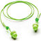 Bouchons d'oreille vert clair avec un cordon sur fond blanc. Chaque embout a une forme ronde et une petite pointe.