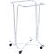 Een zilveren metalen wasrek met wieltjes. De standaard heeft een rechthoekige vorm om de was op te hangen.