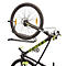 Ein Fahrrad ist mit dem Vorderrad in einem schwarzen, metallenen Wandhalter vertikal fixiert.