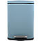 Poubelle ovale bleu clair avec couvercle et pied noirs. Il y a une marche rectangulaire sur le pied.