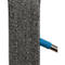 Vue détaillée d'une serpillère grise avec une poignée bleue. La serpillère a une texture rugueuse, la poignée est en métal.