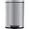Silberfarbener Mülleimer mit Deckel und Fusspedal, vor weissem Hintergrund.