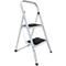 Klappbare, weisse Trittleiter mit zwei schwarzen Stufen. Ein gebogener Haltegriff bildet die Oberseite. Auf neutralem Hintergrund.