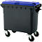 Schwarzer Müllcontainer mit blauem Deckel, auf Rollen.