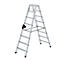 Een vrijstaande aluminium vouwladder met sporten en zwart scharnier. Op een witte achtergrond.