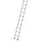 Een aluminium ladder staat schuin op een witte achtergrond. Zwarte rubberen voeten en doppen.