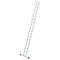 Metalen ladder, diagonaal voor een witte achtergrond.