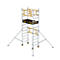 Steiger FlexTower op witte achtergrond. Metalen constructie met wielen, platform en relingen.