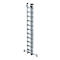 Uitschuifbare aluminium ladder, tegen witte achtergrond. De ladder is gedeeltelijk uitgeschoven, klaar om te werken.