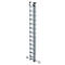 Een driedelige aluminium telescopische ladder die rechtop staat tegen een witte achtergrond.