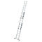 Uitschuifbare aluminium ladder, schuin tegen een witte achtergrond.