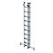 Uitschuifbare aluminium ladder op een witte achtergrond.