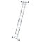 Grijze multifunctionele telescopische ladder, schuin tegen een witte achtergrond.