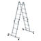 Een zilveren multifunctionele ladder staat tegen een witte achtergrond.