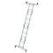 Grijze telescopische ladder op een witte achtergrond. De ladder staat schuin en is uitgeschoven.