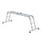 Een multifunctionele aluminium ladder tegen een witte achtergrond. De ladder is in een boogvorm opgesteld.