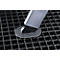 Gros plan d'un pied en métal posé sur une grille en métal. La jambe est argentée, la base du pied est noire.