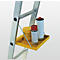 Gele plank op een ladder met spuitbussen en containers. Zicht van schuin onder.