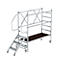 Gerüst mit Plattform, Treppe und Geländer. Silberfarbenes Metall, braune Holzplattform, Rollen.