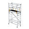 Metalen steiger met wielen, platform en leuning.