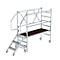 Steiger met trappen, platform en leuningen. Op wielen.