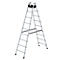 Aluminium vouwladder in A-vorm, zwarte stutten en bovenste verbindingsstuk, witte achtergrond.