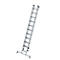 Eine silberne Leiter steht schräg vor weißem Hintergrund. Sie hat mehrere Sprossen und schwarze Endkappen.