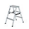 Silberne Trittleiter vor weißem Hintergrund. Sie hat drei Stufen und schwarze Gummifüße.