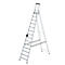 Grijze, vrijstaande ladder. Het ladderframe heeft sporten en wordt ondersteund door een tweede, A-vormig frame.