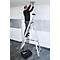 Man op een ladder die een plafondlamp monteert. Gereedschapskist op de vloer.