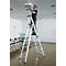 Een man op een ladder installeert een projector aan het plafond. In de kamer: tafels en stoelen.