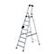 Grijze aluminium opvouwbare ladder met zwart vouwmechanisme, op een witte achtergrond.