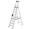 Aluminium ladder, opgesteld, met zwarte kunststof onderdelen.