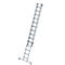 Een zilveren ladder staat schuin op een witte achtergrond. Hij heeft veel treden en zwarte kunststof onderdelen.