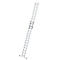 Een lange, zilveren aluminium ladder staat diagonaal tegen een witte achtergrond. De ladder is uitgeschoven en heeft verschillende sporten.