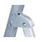 Close-up van een zilveren ladderverbinding met schroeven.