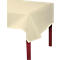 Une nappe beige clair recouvre une table. Les pieds de table rouges sont visibles.