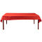Table recouverte d'une nappe rouge rectangulaire ; quatre pieds.