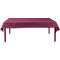 Une table rectangulaire recouverte d'une nappe bordeaux. Pieds de table marron foncé.
