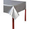 Nappe argentée sur une table à pieds rouges. La nappe est relevée au coin.