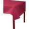 Une nappe rouge recouvre une table, les pieds de la table sont partiellement visibles.