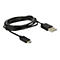 Schwarzes USB-A auf Micro-USB-Kabel zusammengerollt vor weißem Hintergrund.