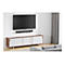 An der Wand montierter Fernseher mit Soundbar, darunter eine Kommode. Im Hintergrund ein Sofa.