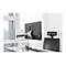 Monitor an Monitorhalterung. Arbeitsplatz mit Tisch, Stuhl, Tastatur und Stifthalter.
